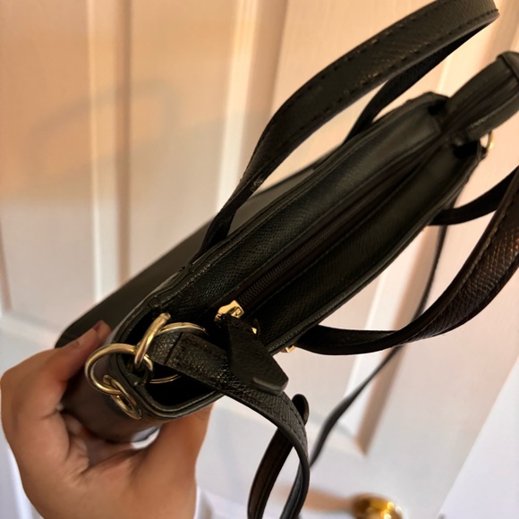 EUC 👜 GUESS purse with zipper - Picture 5 of 11